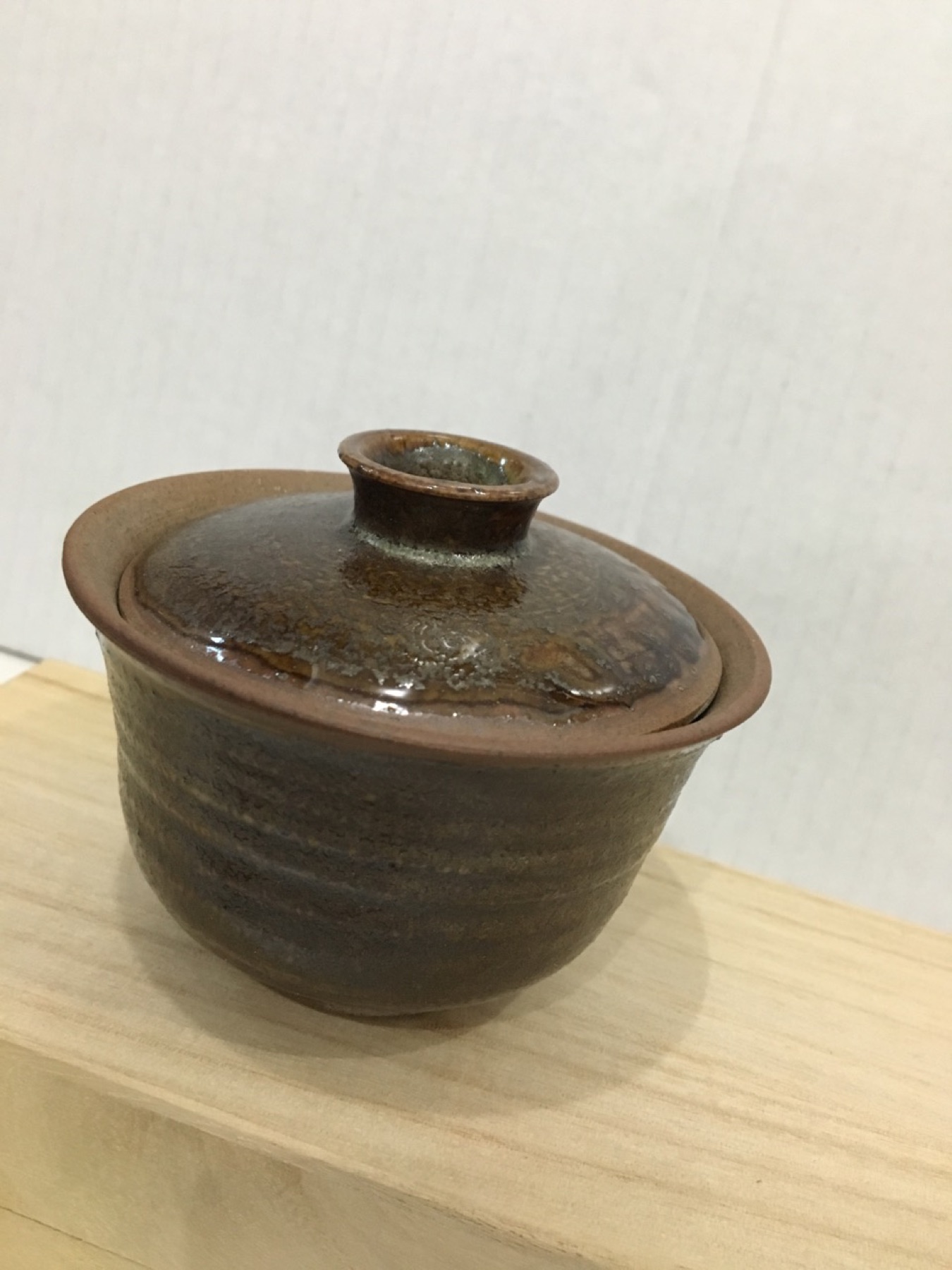 褐釉盖碗近景