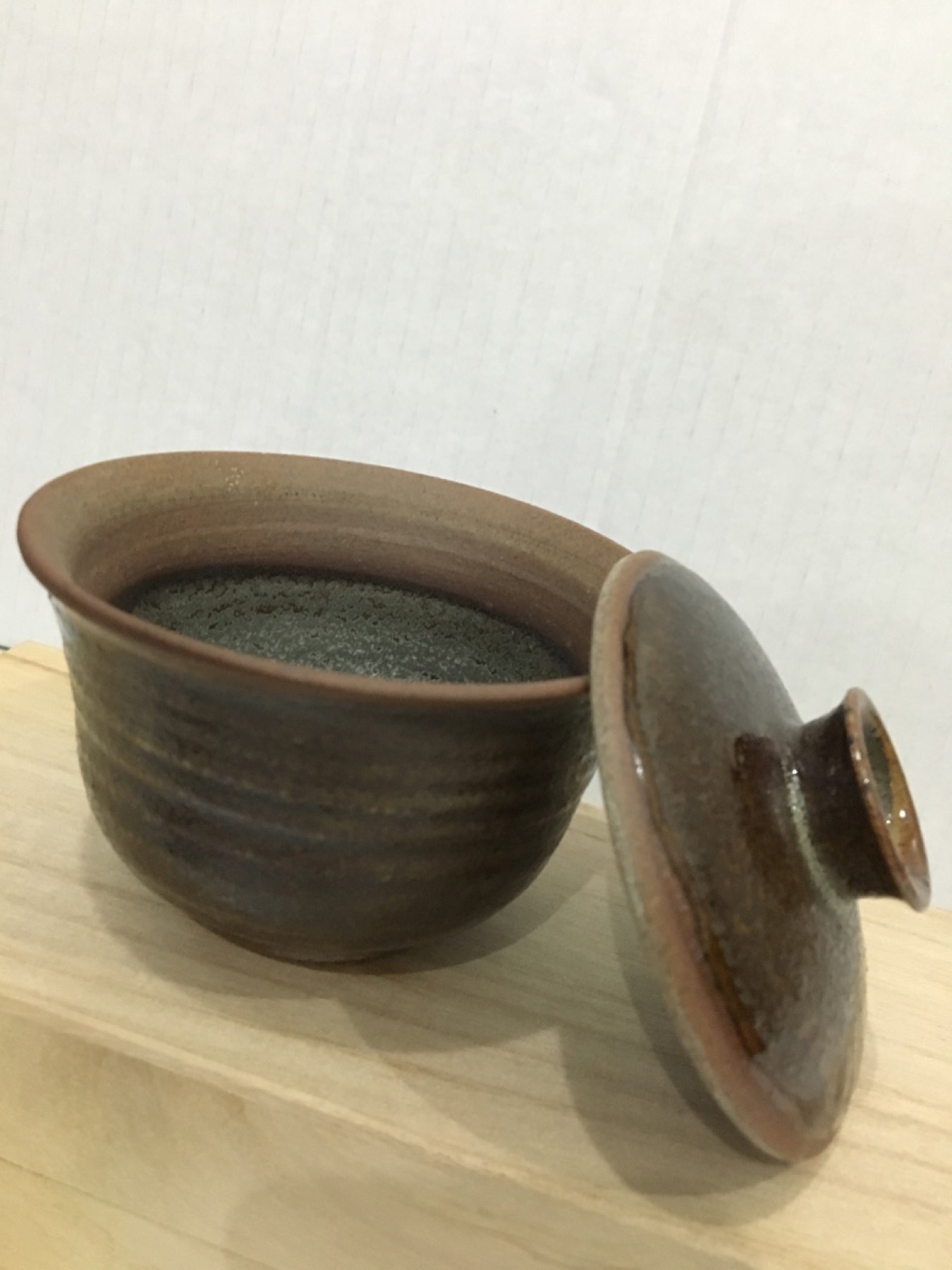 粗陶盖碗另一侧